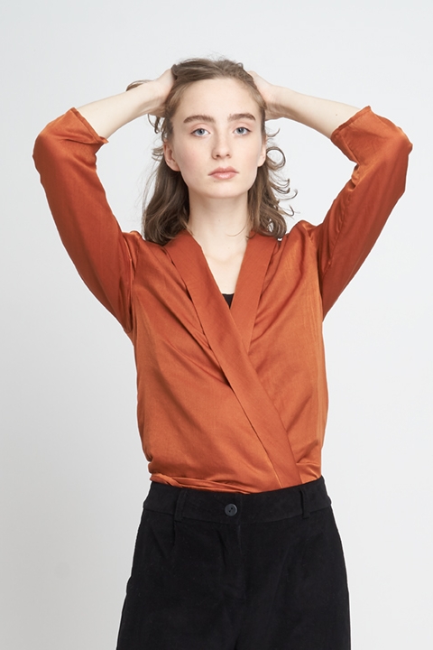 JF_AW18_Lookbook_Kyoto_Blouse_ochre_Macondo_Trousers_black_2.jpg