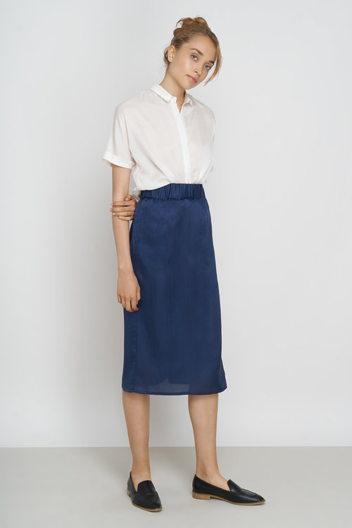 JF_SS18_Lookbook_Tona_Blouse_white_Yael_Skirt_night-blue_1.jpg